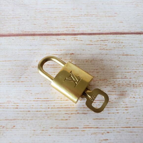 Authentic Louis Vuitton #301 Lock and Key Set Brass 300 Series Padlock - Picture 3 of 11